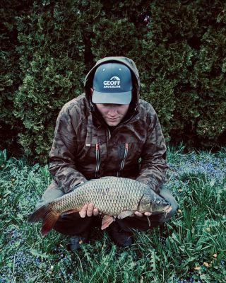 🇨🇿 CZ | 58 cm kapr chycený na splávek a kousek rohlíku u zarostlého břehu. Klid, voda a příroda – přesně jak to máme rádi....