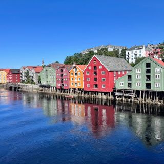 🇨🇿 CZ | Pohled z Gamle Bybro (Old Town Bridge), Trondheim Legendární „Most lásky“ odhaluje celé panorama barevných skladů...